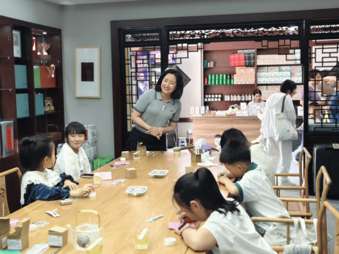 博举办“以香传情·手作感恩”母亲节主题社